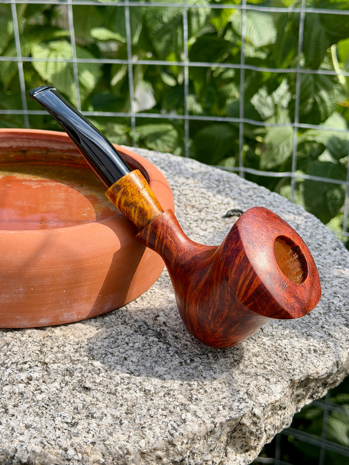 Handgefertigte Bruyèreholz-Pfeife mit Carnaubafinish von der Natur gezeichnet