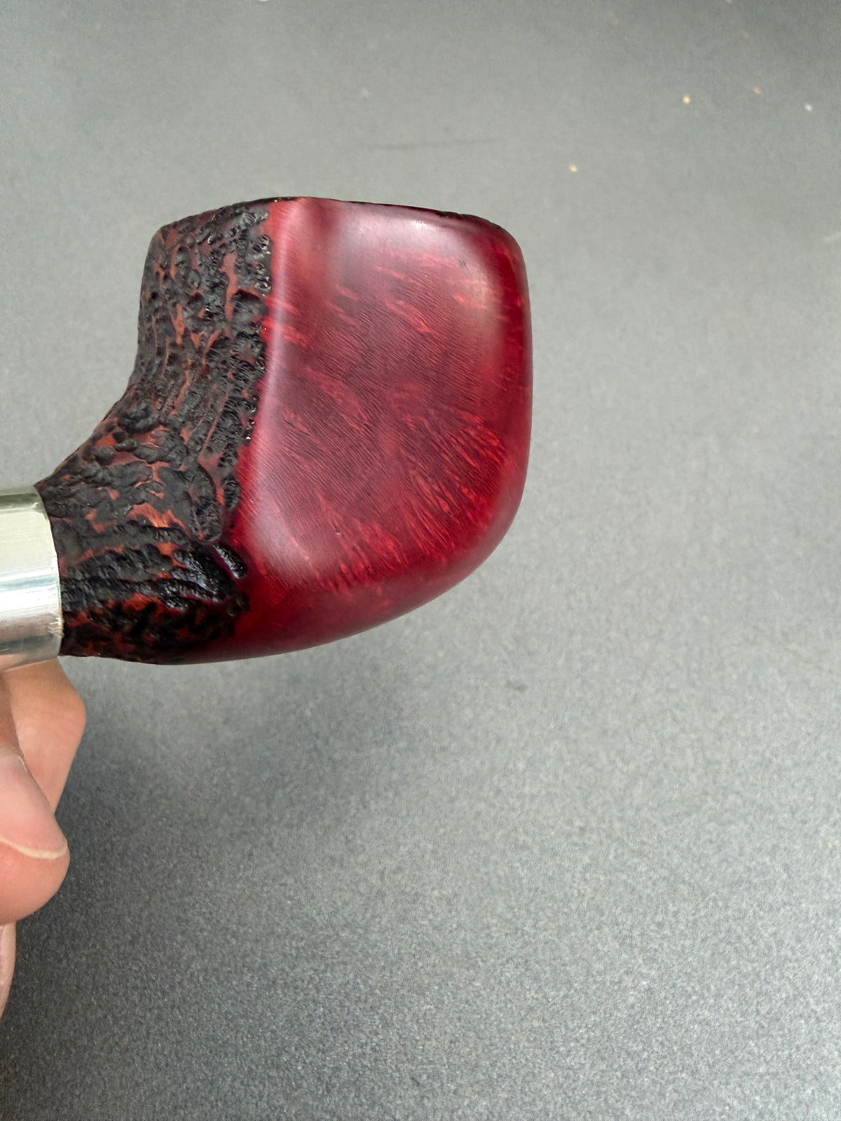 Bruyère Freehand Handpfeife – Daumenprofil, teilrustiziert Kastanie - eingeraucht -